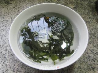 鸡蛋干拌裙带菜的做法步骤：2
