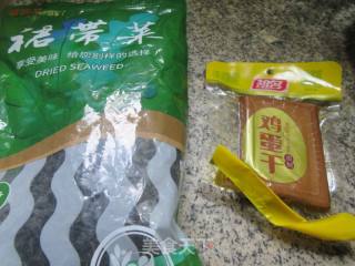 鸡蛋干拌裙带菜的做法步骤：1