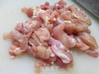鸡腿肉炒夜开花的做法步骤：2