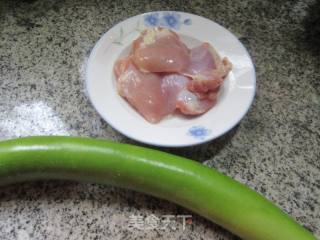 鸡腿肉炒夜开花的做法步骤：1