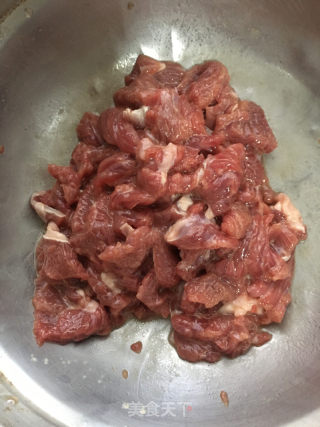 牛肉香葱滑蛋的做法步骤：2