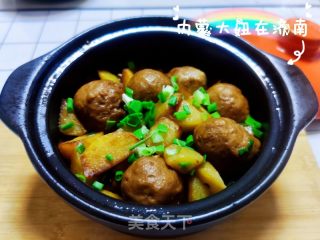 撒尿牛丸土豆煲的做法