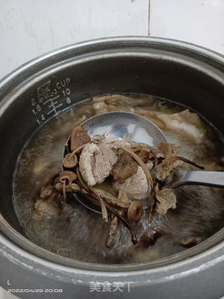 老鸭茶树菇鹿茸菇汤的做法步骤：4