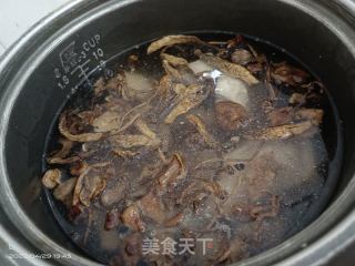 老鸭茶树菇鹿茸菇汤的做法步骤：3