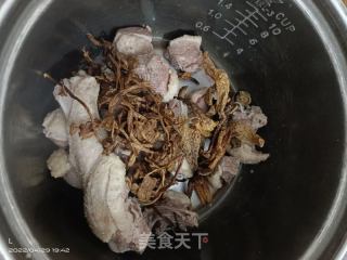 老鸭茶树菇鹿茸菇汤的做法步骤：2