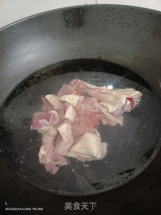 老鸭茶树菇鹿茸菇汤的做法步骤：1