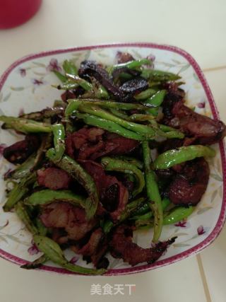 青椒炒香肠的做法