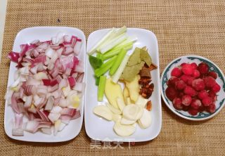 莓果红烧肉的做法步骤：2
