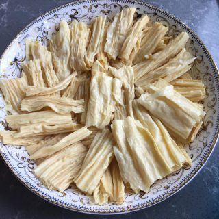蒜蓉粉丝蒸腐竹的做法步骤：1