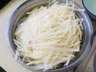 辣子土豆丝拌扯面的做法步骤：1