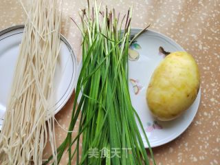 韭菜土豆汤面的做法步骤：1