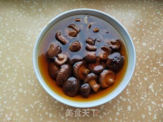 咸肉香芋焖饭的做法步骤：1