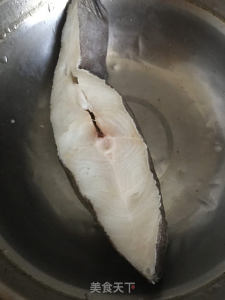 剁椒蒸扁鳕鱼的做法步骤：1