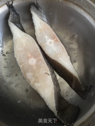 黑胡椒煎扁鳕鱼的做法步骤：1