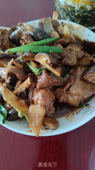 糖醋排骨焖香菇的做法