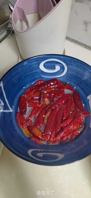 萝卜干炒腊肉的做法步骤：2