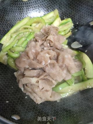 肥牛丝瓜的做法步骤：3