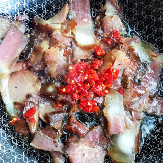 蒜苔青椒炒腊肉的做法步骤：5