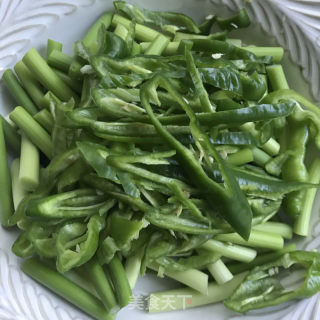 蒜苔青椒炒腊肉的做法步骤：4