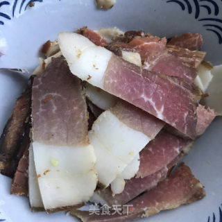 蒜苔青椒炒腊肉的做法步骤：2