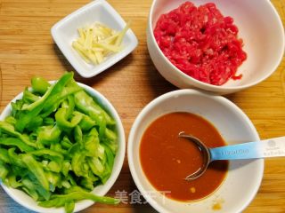 家常快手菜/青椒牛肉丝的做法步骤：2