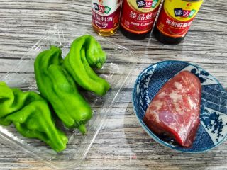 家常快手菜/青椒牛肉丝的做法步骤：1