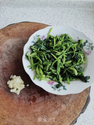 蒜香菠菜的做法步骤：2