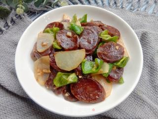 青椒土豆炒腊肠的做法