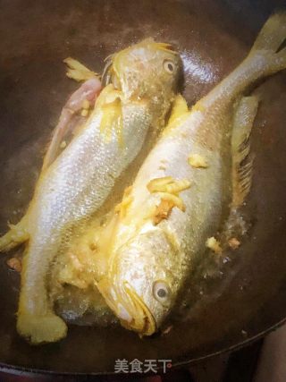 孜然黄花鱼的做法步骤：1