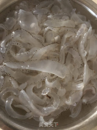 凉拌黄瓜海蜇丝的做法步骤：1