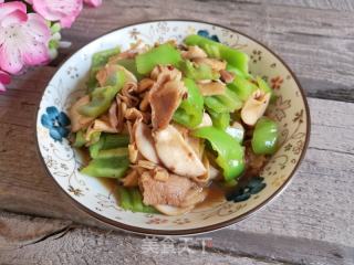 杏鲍菇尖椒炒肉的做法