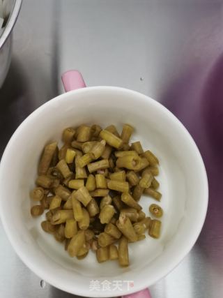 酸豆角煮水浸糍的做法步骤：2