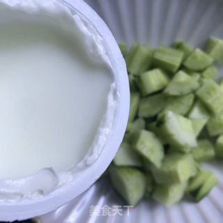 黄瓜蓝莓拌酸奶的做法步骤：5