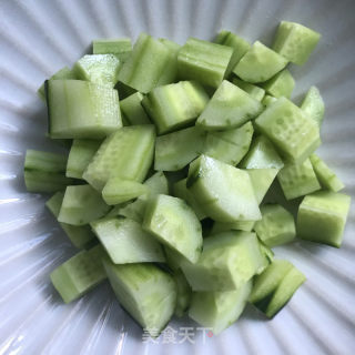 黄瓜蓝莓拌酸奶的做法步骤：4