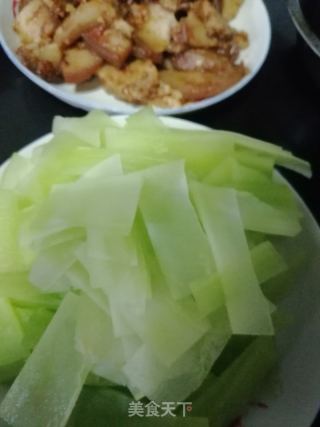 猪头肉炒莴笋的做法步骤：1