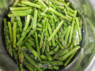 芦笋炒肉丝的做法步骤：1