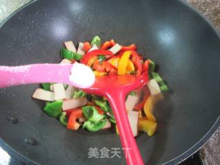 鸡蛋干炒彩椒的做法步骤：5