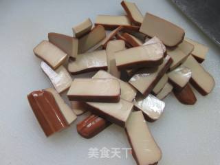 鸡蛋干炒彩椒的做法步骤：2