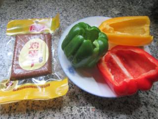 鸡蛋干炒彩椒的做法步骤：1
