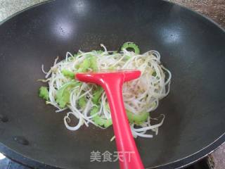苦瓜炒绿豆芽的做法步骤：8