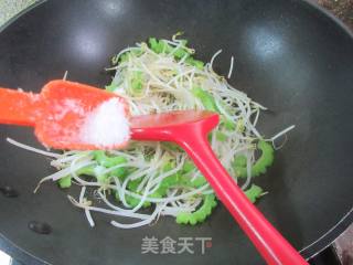 苦瓜炒绿豆芽的做法步骤：7
