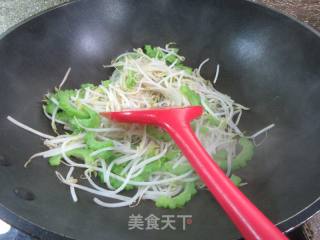 苦瓜炒绿豆芽的做法步骤：5