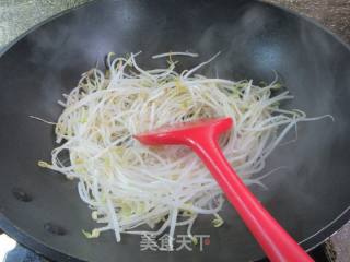 苦瓜炒绿豆芽的做法步骤：4