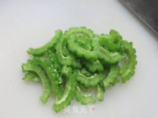 苦瓜炒绿豆芽的做法步骤：2