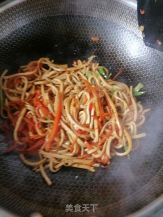 胡萝卜炒豆皮的做法步骤：6
