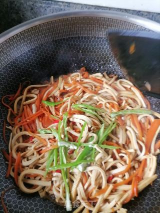胡萝卜炒豆皮的做法步骤：5