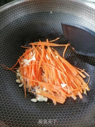 胡萝卜炒豆皮的做法步骤：2