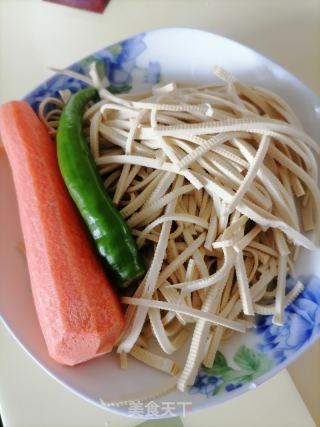 胡萝卜炒豆皮的做法步骤：1