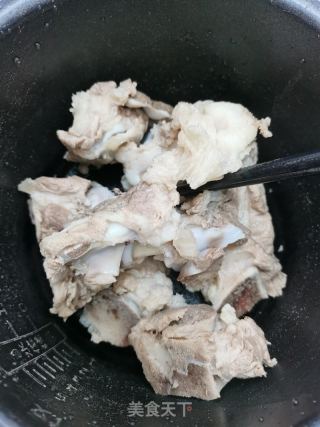 筒骨炖笋干的做法步骤：4