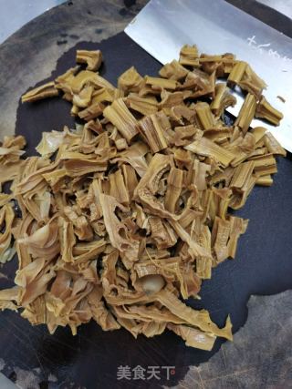 筒骨炖笋干的做法步骤：2